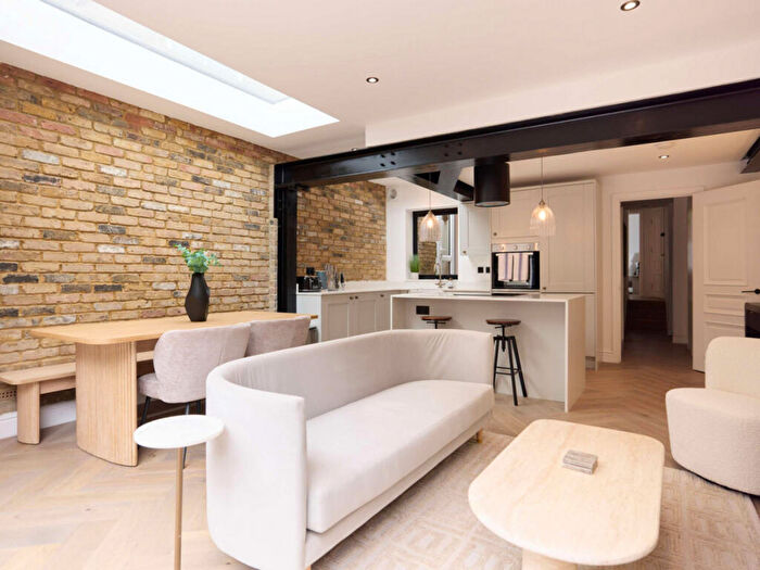 2 Bedroom Flat To Rent In Comyn Road, London, SW11