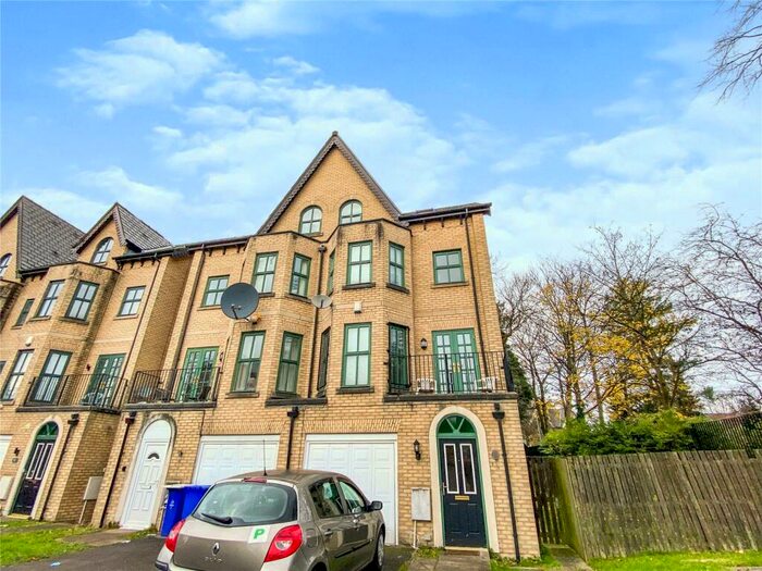 6 Bedroom Semi-Detached House To Rent In Schuster Road, Manchester, M14