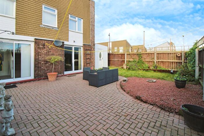 3 Bedroom End Of Terrace House For Sale In Cadeleigh Close, Bransholme, HU7
