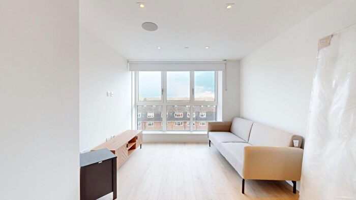 Studio To Rent In Beverley Way, London, SW20