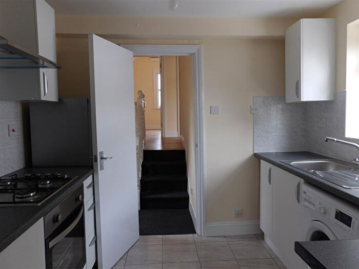 1 Bedroom Maisonette To Rent In Vicarage Farm Road, Hounslow, TW3