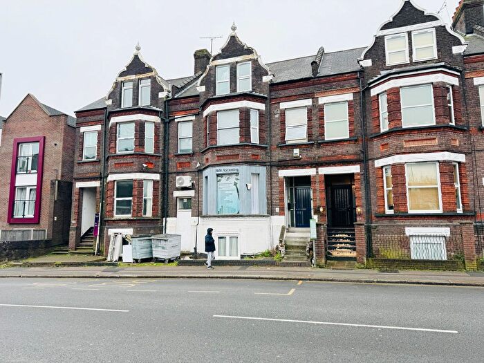 2 Bedroom Flat To Rent In Flat, Castle Street, Luton, LU1