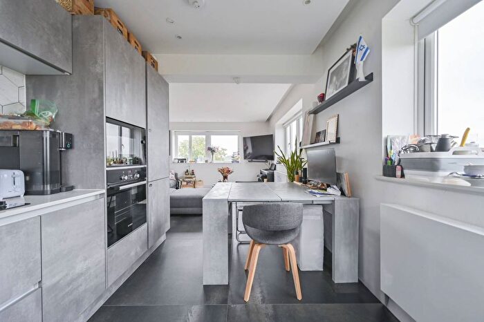 2 Bedroom Flat To Rent In Avenue Road, St John's Wood, London, NW8