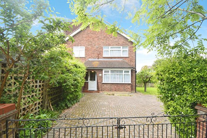 4 Bedroom Semi-Detached House For Sale In Compton Walk, Laindon, Basildon, SS15
