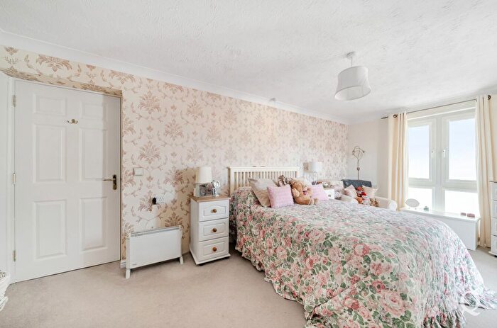 2 Bedroom Flat For Sale In Bell Road, Sittingbourne, Kent, ME10