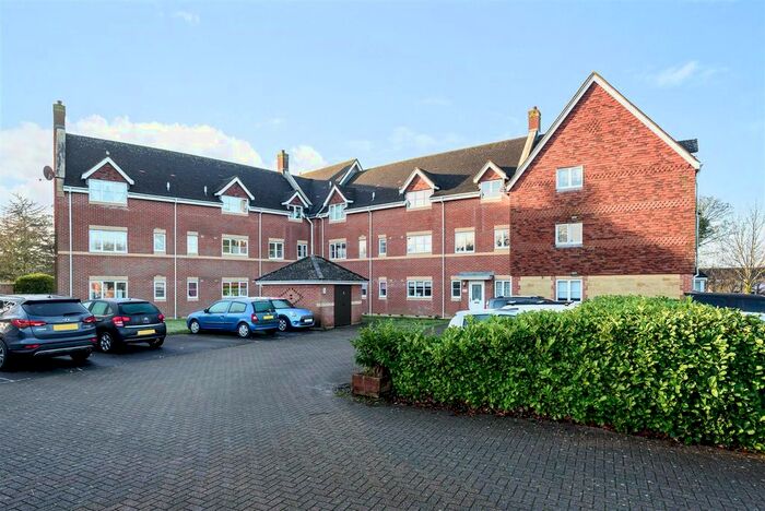 2 Bedroom Flat To Rent In Ottawa Drive, Liphook GU30
