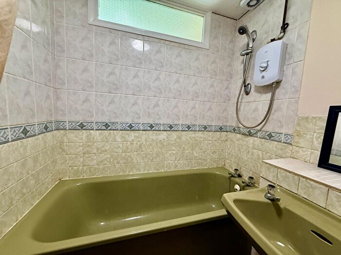 2 Bedroom Flat To Rent In Old Park Mews, Hounslow, TW5