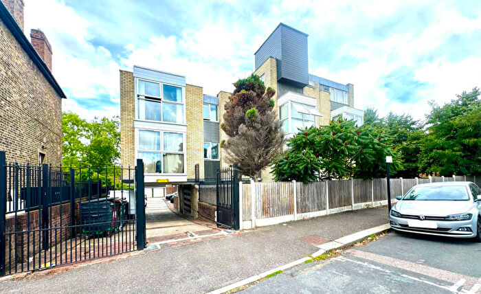 2 Bedroom Flat For Sale In West Court, Church Hill, London, E17