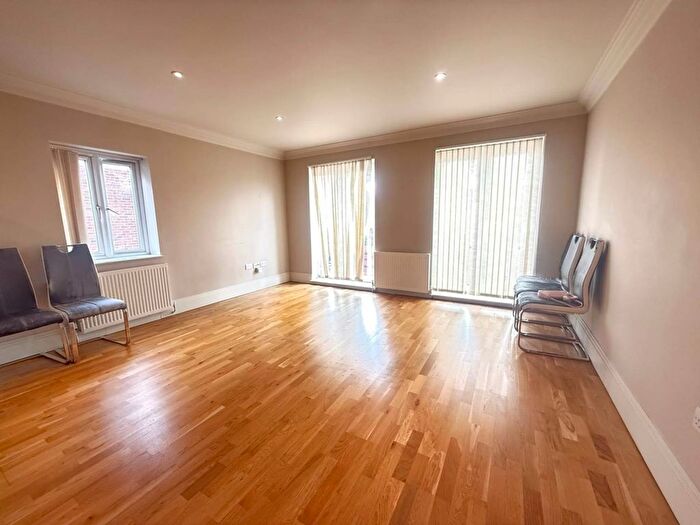 2 Bedroom Flat To Rent In Reet Gardens, Slough, SL1