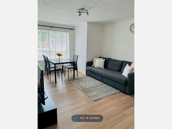 2 Bedroom Flat To Rent In Oxley Close, London, SE1