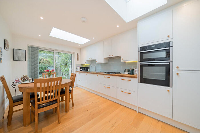 4 Bedroom Terraced House For Sale In Chambord Street, London, E2