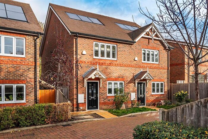 2 Bedroom Semi-Detached House For Sale In Winchester Mews, Worcester Park, KT4