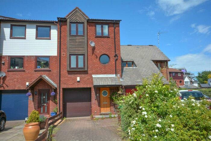 3 Bedroom Garage / Parking To Rent In Quayside Close, Nottingham, Nottinghamshire, NG2