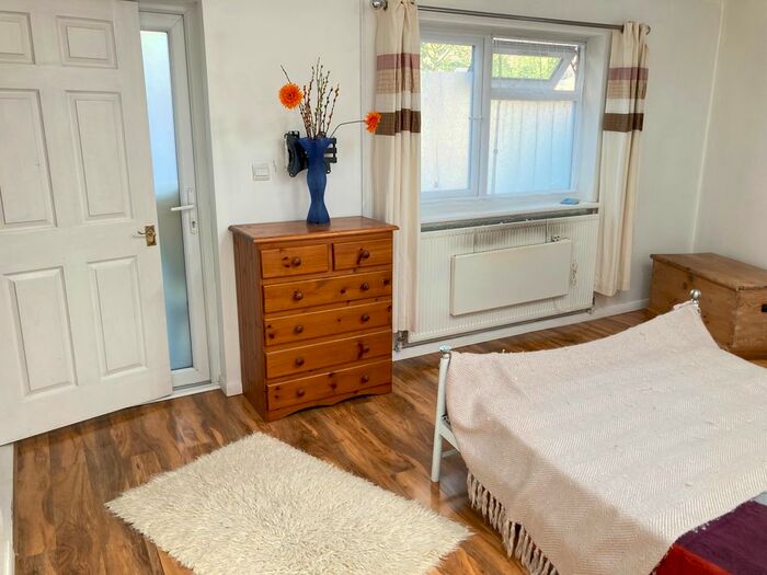 1 Bedroom Flat To Rent In Very Near Brentwick Gardens Area, South Ealing Brentford Borders, TW8