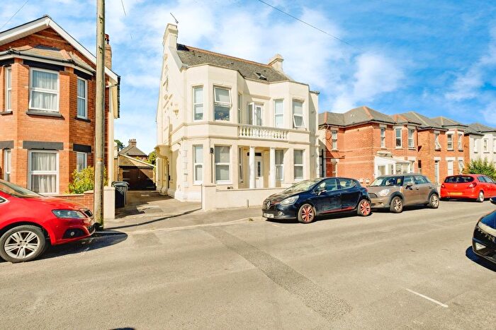 3 Bedroom Maisonette For Sale In Rosebery Road, Bournemouth, BH5
