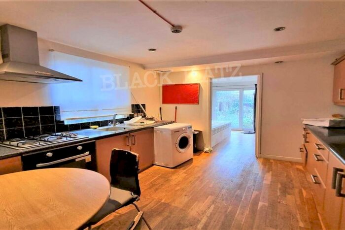 2 Bedroom Flat To Rent In Brewster Gardens, London W10