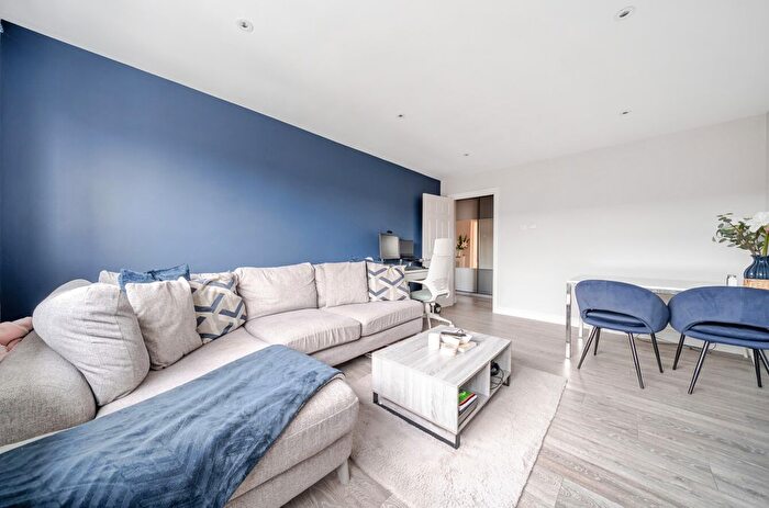 2 Bedroom Flat For Sale In Alderman Willey Close, Wokingham, Berkshire, RG41
