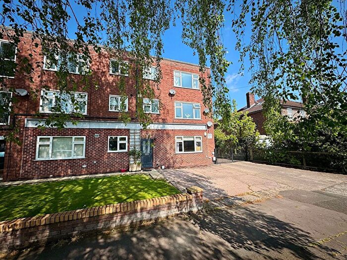 2 Bedroom Flat For Sale In Parrs Wood Road, East Didsbury, M20