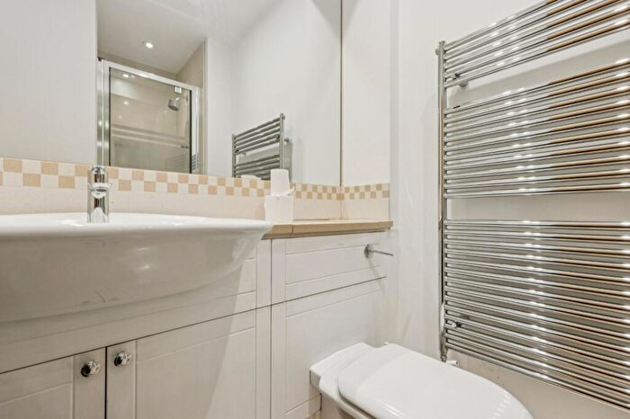 2 Bedroom Flat To Rent In Brasenose Drive, Barnes, SW13
