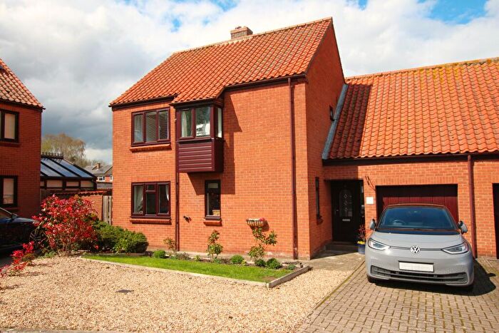 4 Bedroom Link Detached House For Sale In Halls Court, Dunston, LN4