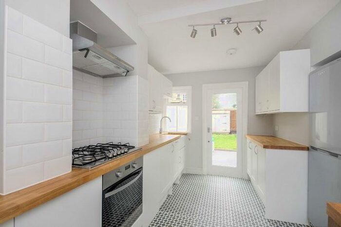 2 Bedroom Flat To Rent In Midmoor Road, London, SW12