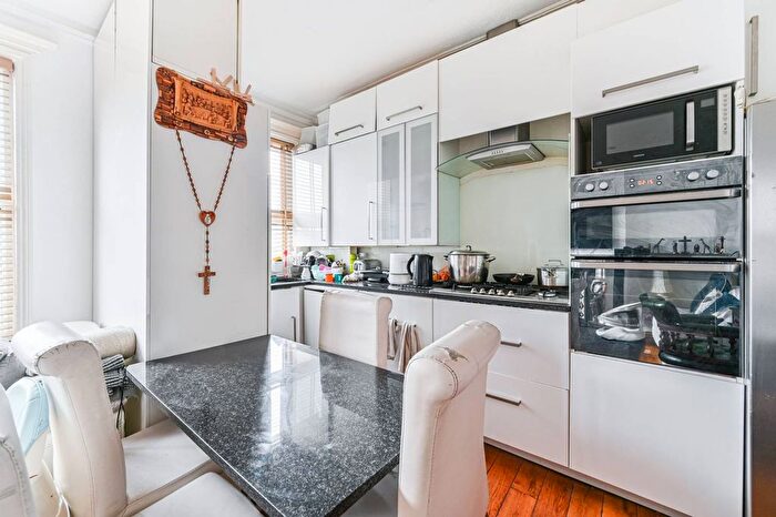 3 Bedroom Flat To Rent In Thurlow Park Road, West Dulwich, London, SE21