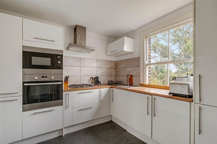 3 Bedroom Flat To Rent In Byrne Road, Balham, London, SW12