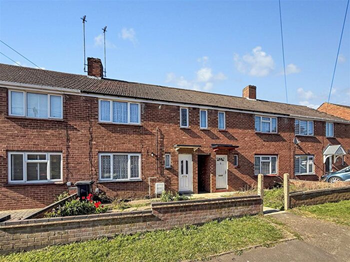 3 Bedroom Terraced House For Sale In Balmoral Avenue, Rushden, NN10