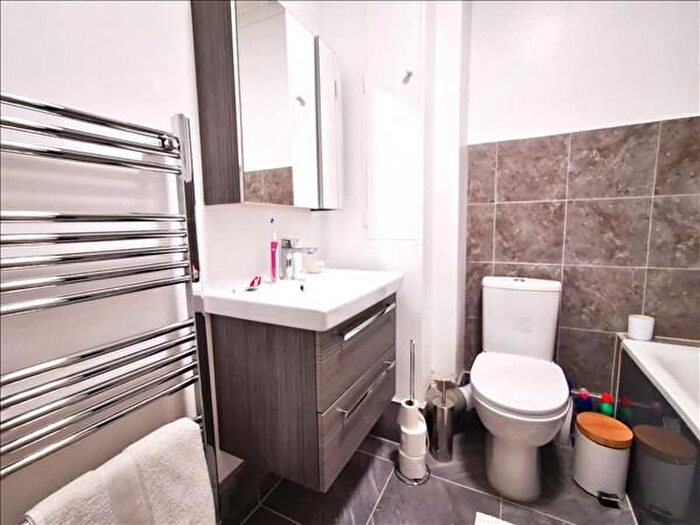 2 Bedroom Flat To Rent In Upper Richmond Road, London, SW15