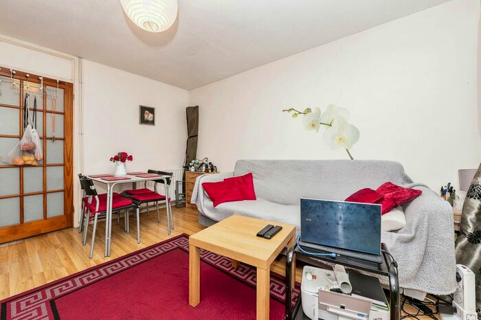 2 Bedroom Terraced House For Sale In Chiltern Gardens, Waller Avenue, Luton, Bedfordshire, LU4