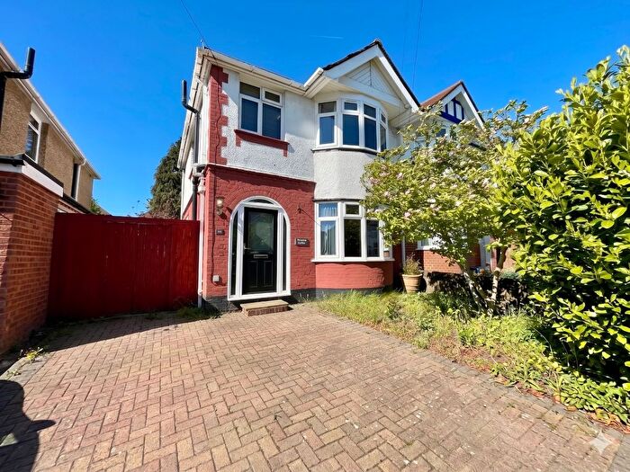 3 Bedroom Semi Detached House For Sale In Walcot Avenue, Luton, Bedfordshire, LU2