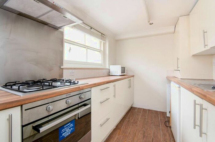 2 Bedroom Flat To Rent In Redcliffe Gardens, Chelsea, London, SW10