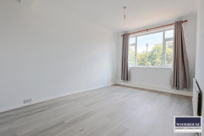 1 Bedroom Flat To Rent In Turners Hill, Cheshunt, EN8