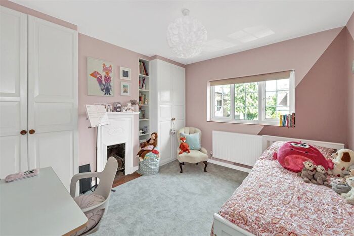 4 Bedroom Semi-detached House For Sale In Barnfield Road, Harpenden, AL5