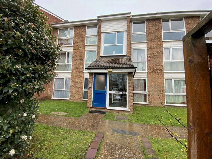 2 Bedroom Flat To Rent In Dellow Close, Ilford, IG2