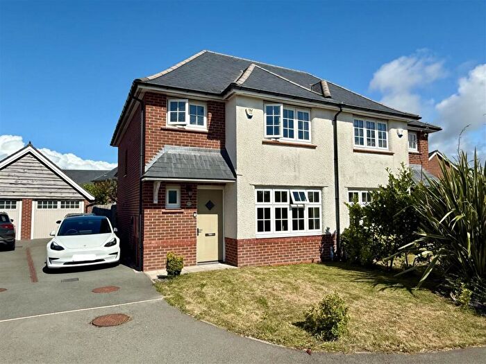 3 Bedroom House For Sale In Cilfach Crwys, Penrhosgarnedd, Bangor, LL57