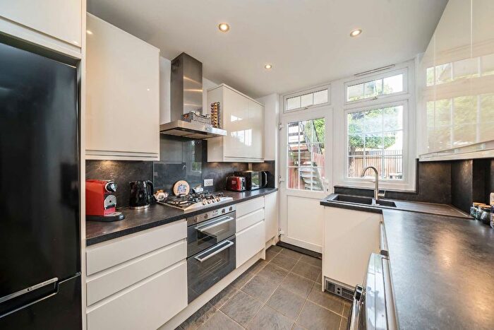 2 Bedroom Flat For Sale In Godley Road, London, SW18