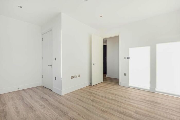 2 Bedroom Flat To Rent In Newbury, Berkshire, RG14