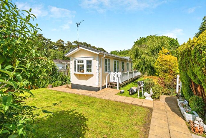 1 Bedroom Park Home For Sale In Thatched Cottage Park, Southampton Road, Lyndhurst, Hampshire, SO43