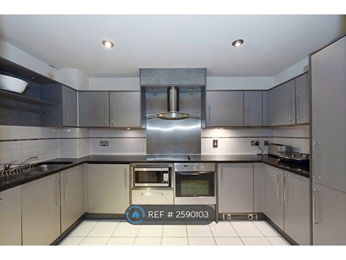 2 Bedroom Flat To Rent In Drake House, London, SW8