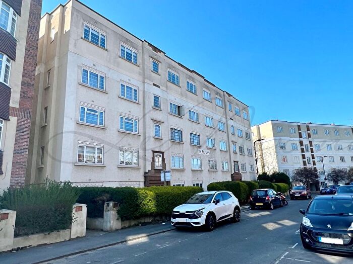 2 Bedroom Flat To Rent In Rosebank Way, Acton, W3