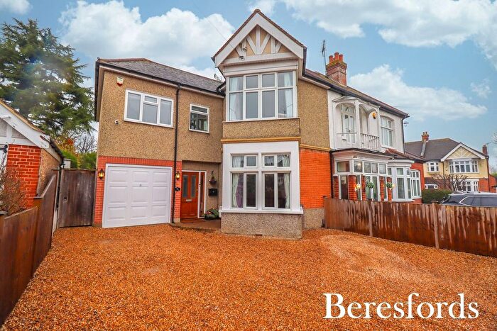 4 Bedroom Semi-Detached House For Sale In Deyncourt Gardens, Upminster, RM14