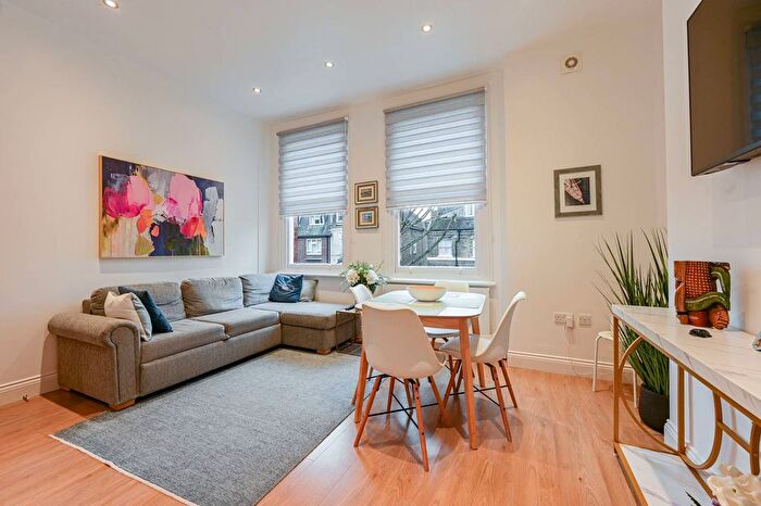 2 Bedroom Flat To Rent In Auriol Road, London, Hammersmith, London, W14