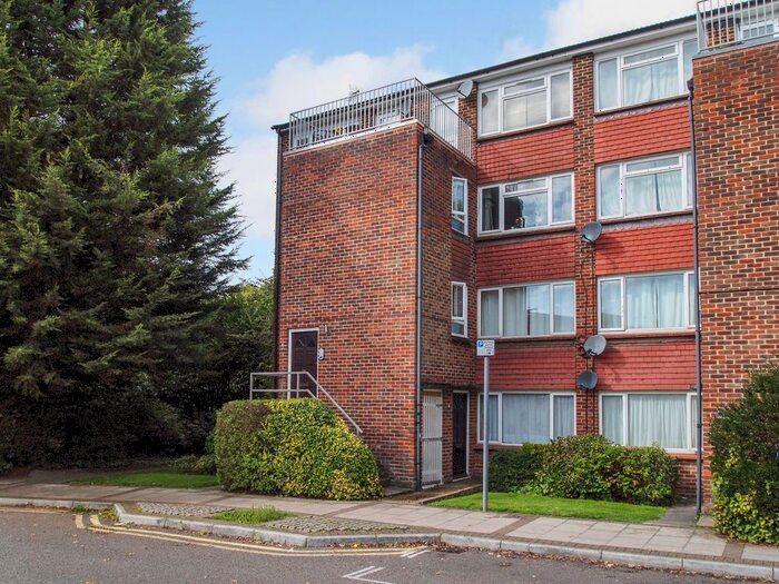 2 Bedroom Flat To Rent In Elms Road, Wokingham, RG40