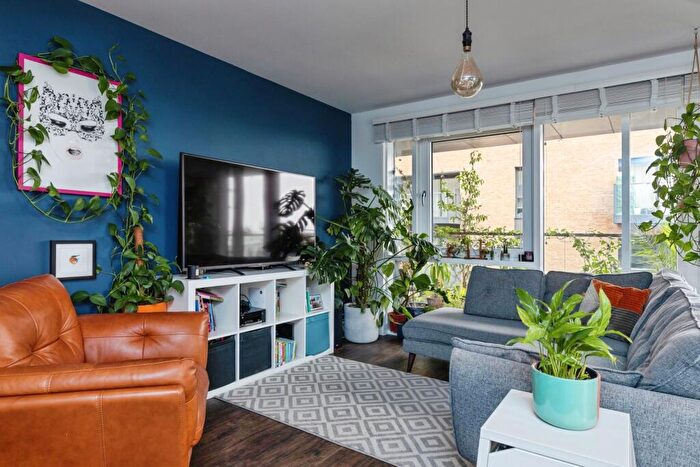 2 Bedroom Apartment For Sale In Hoffmans Road, London, E17