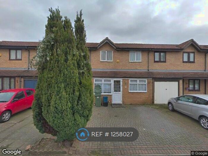 4 Bedroom Terraced House To Rent In Express Drive, Goodmayes IG3