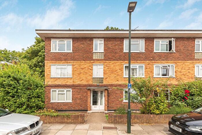 1 Bedroom Flat To Rent In Chelsea Close, Hampton, TW12