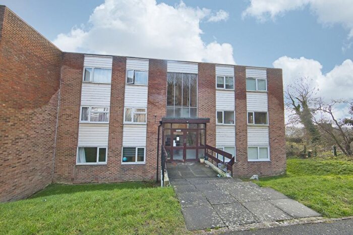 2 Bedroom Flat For Sale In Holywell Avenue, Folkestone, Kent, CT19