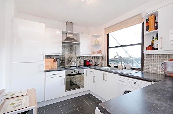 2 Bedroom Flat To Rent In Lorne Gardens, London, W11