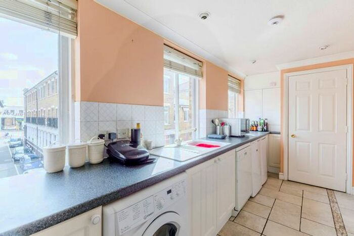 2 Bedroom Flat To Rent In Hillgate Place, Balham, London, SW12